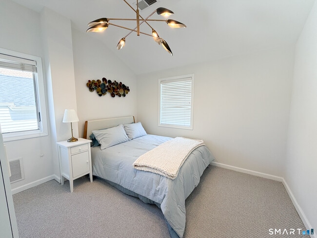 Building Photo - 18 Field Ct