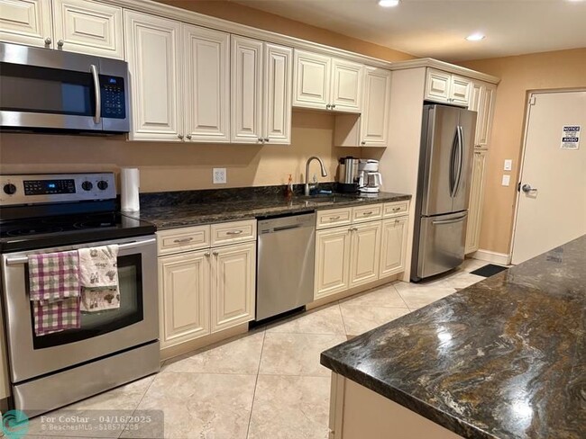 Building Photo - 1055 Country Club Dr