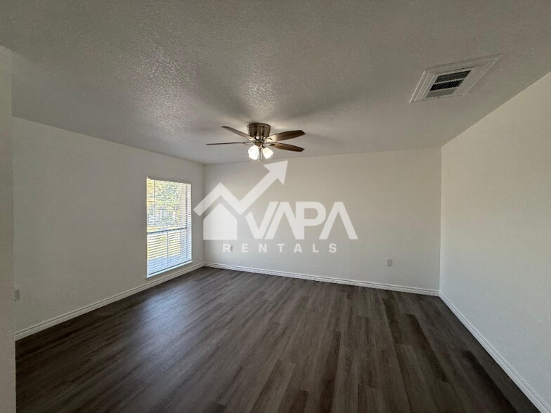Building Photo - 10310 Little Sugar Creek