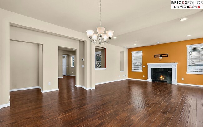 Building Photo - Natural Light-Filled Renton Home with Spac...
