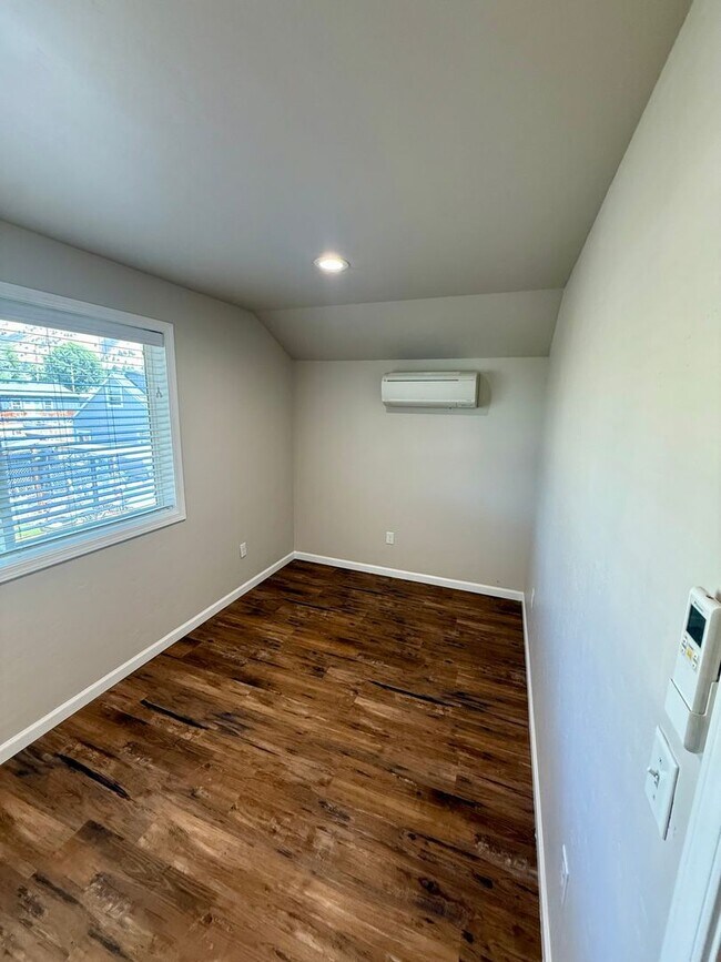 Building Photo - AMAZING 1-BEDROOM, 1-BATH UNIT WITH GARAGE