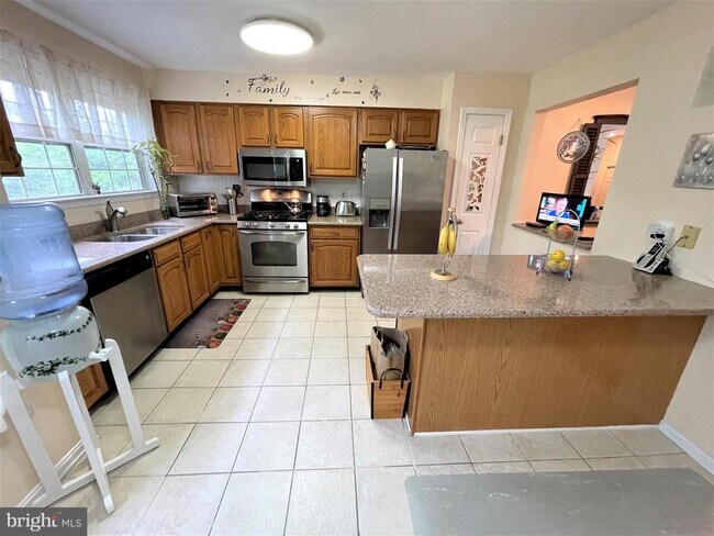 Building Photo - 5 Martins Square Ln