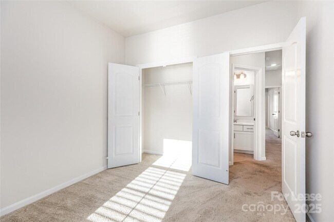 Building Photo - 10114 Hemingway Pl
