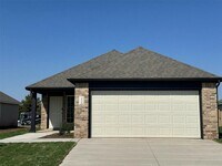 Building Photo - 2504 Rosewood Ln