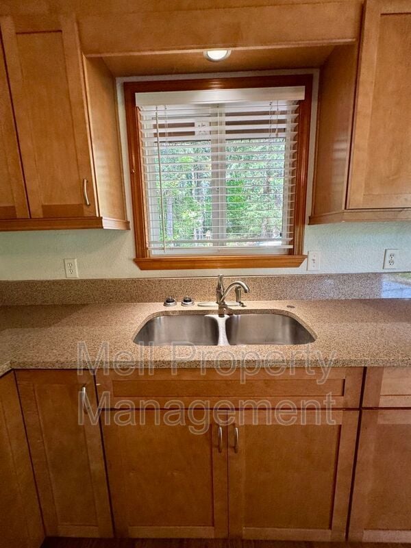Building Photo - 231 Dogleg Pl