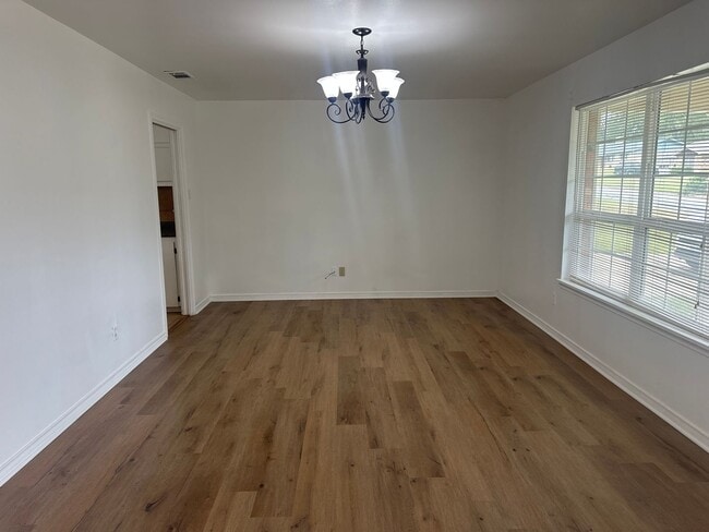 Building Photo - 2213 Suanne Dr