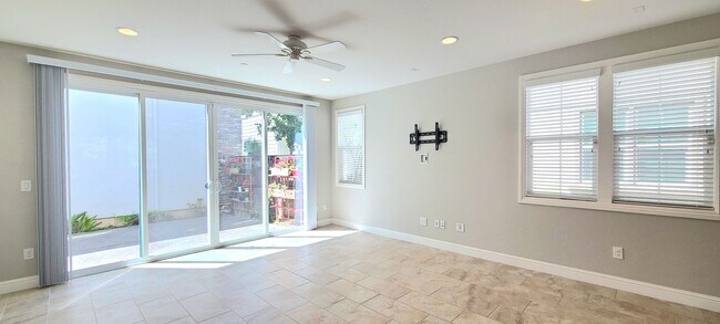 Building Photo - Beautifull Single Family Home in Folsom w/ Solar, Tankless Water Heater, Pool Access, Bonus Room ...