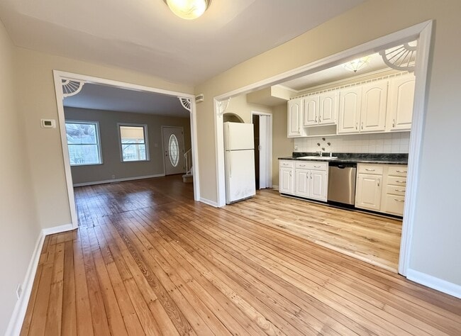 Building Photo - 722 Mollbore Terrace