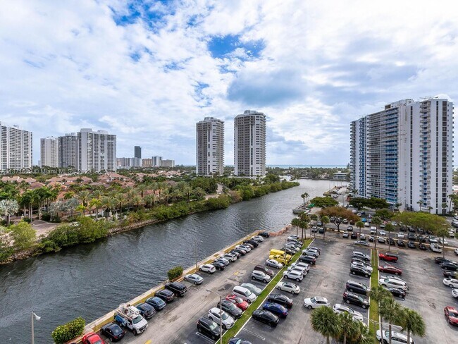 Building Photo - 3701 N Country Club Dr