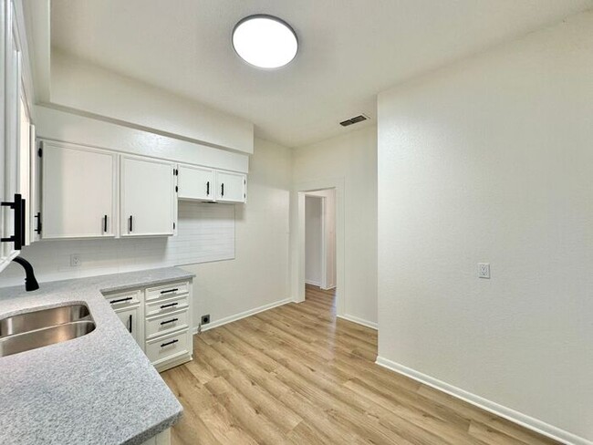 Building Photo - Tour Today! Newly Remodeled 1 Bedroom 1 Ba...