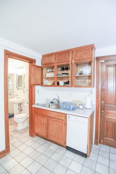 Building Photo - 2101 N Clifton Ave