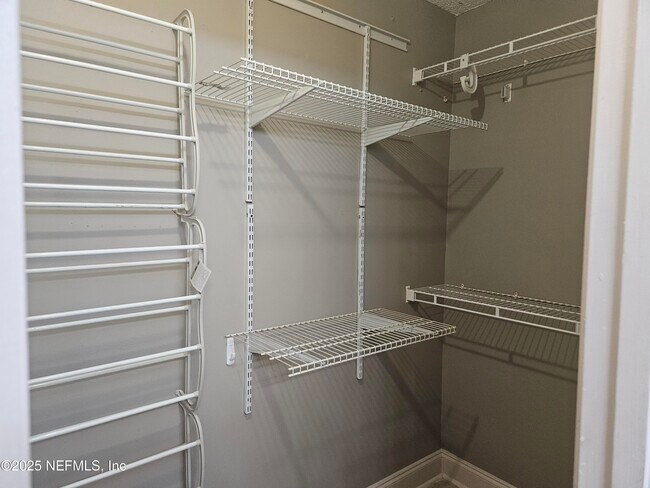 Building Photo - 2338 Cool Springs Dr N