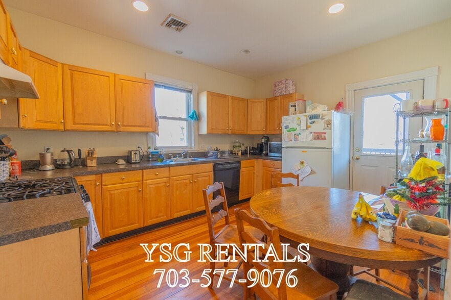 Building Photo - 102 Cypress St