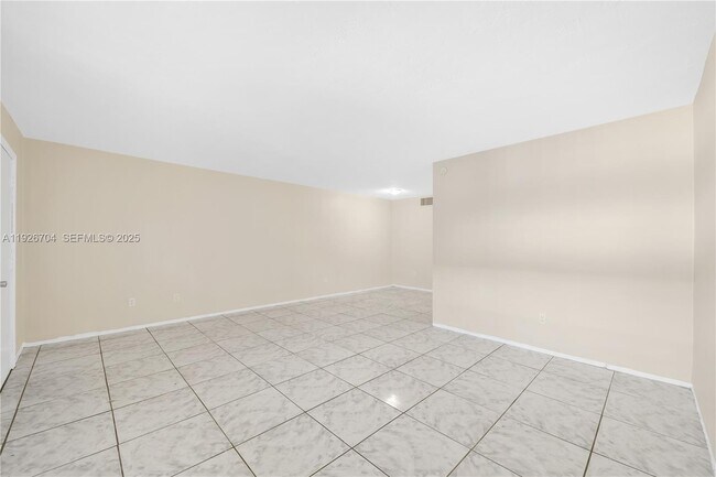 Building Photo - 16215 NE 18th Ct