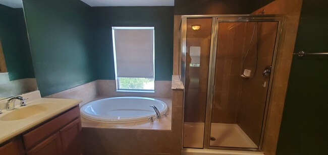 Building Photo - Gorgeous 4-Bedroom, 3-Bathroom Home in Tampa