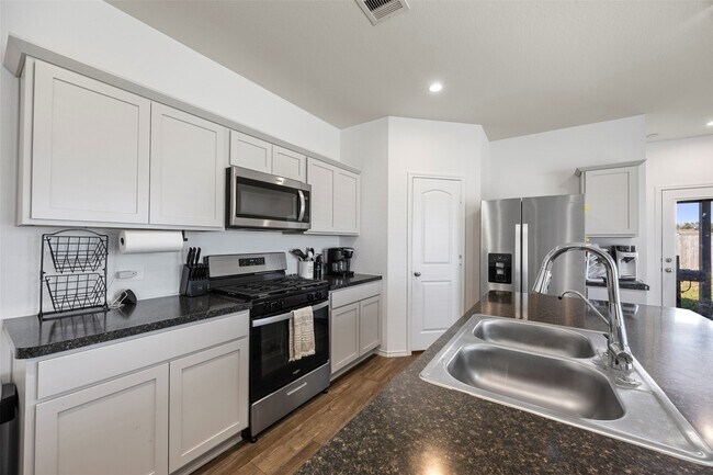 Building Photo - 5455 Desert Gln Dr