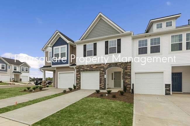 Building Photo - Townhome! | Back Patio with Privacy Fence|...