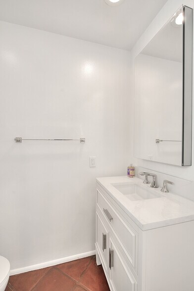 Building Photo - 310 Bayview Dr