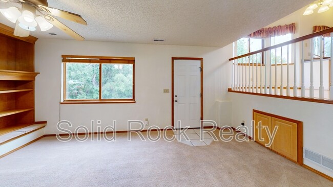 Building Photo - 2580 Lyncrest Dr