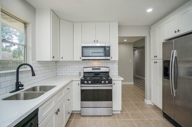 Building Photo - 10834 Parkland Woods Dr