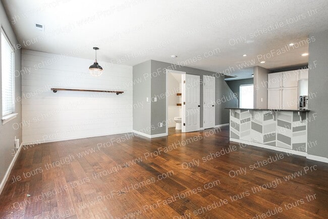Building Photo - 2642 NE 1st Dr