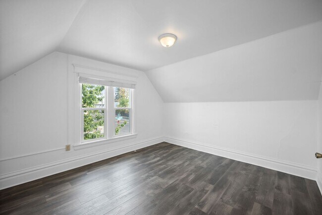 Building Photo - Charming 3 Bed 2 Bath Emerson Garfield Rem...