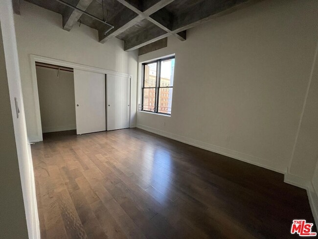 Building Photo - 727 W 7th St