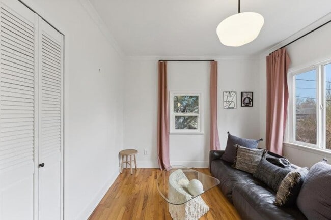 Building Photo - 2 bedroom in Seattle WA 98106