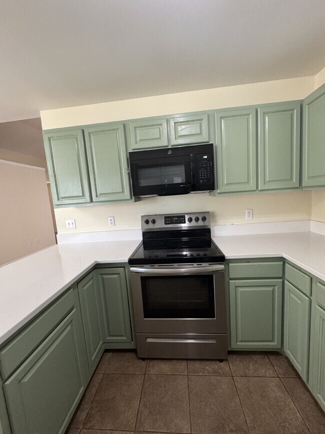 Building Photo - "Charming 3-Bedroom Retreat with Fireplace & Hardwood Floors in Fletcher, NC"