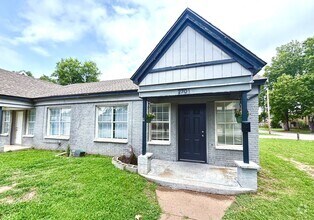Building Photo - Large 2BD 1BA Duplex with Located in Histo...