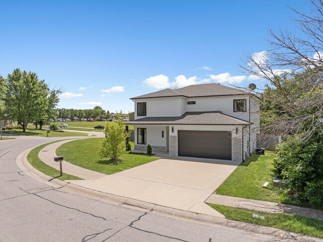 Building Photo - 3201 Crestwood Ln