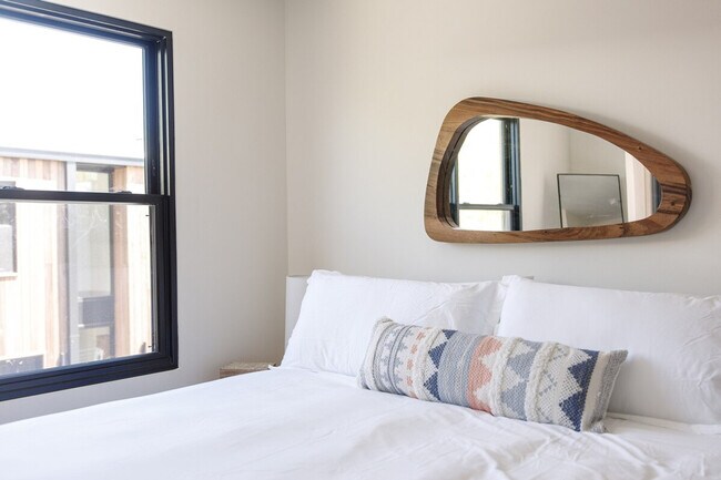 Building Photo - 315 NE Burwood Mews