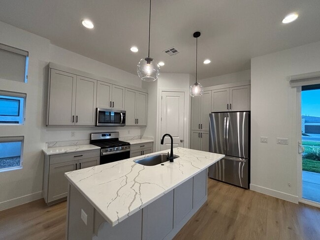 Building Photo - SPACIOUS PATIO HOME FOR RENT!