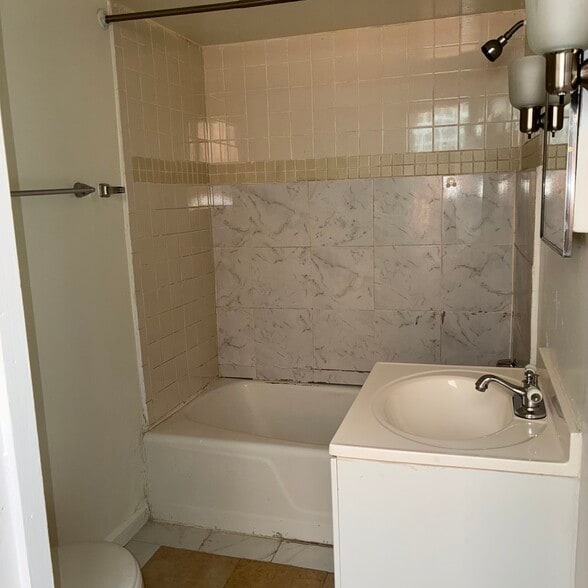 bathroom - 330 N 4th St