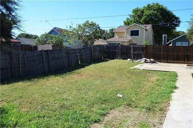 Building Photo - An unbeatable location that offers both convenience and luxury.