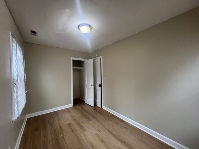 Building Photo - 831 S Dalton St