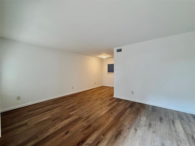 Building Photo - 2124 Burton Dr