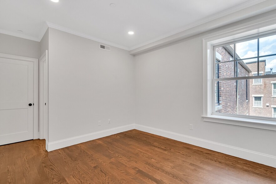 Building Photo - 128 Longwood Ave