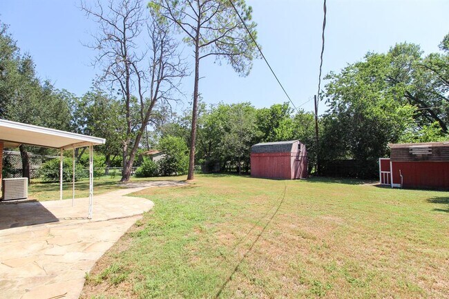 Building Photo - 1304 Woodlawn St