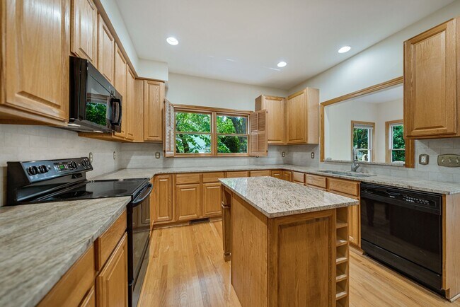 Building Photo - Light filled 2 bed, 2.5 bath townhome with garage minutes from UNC