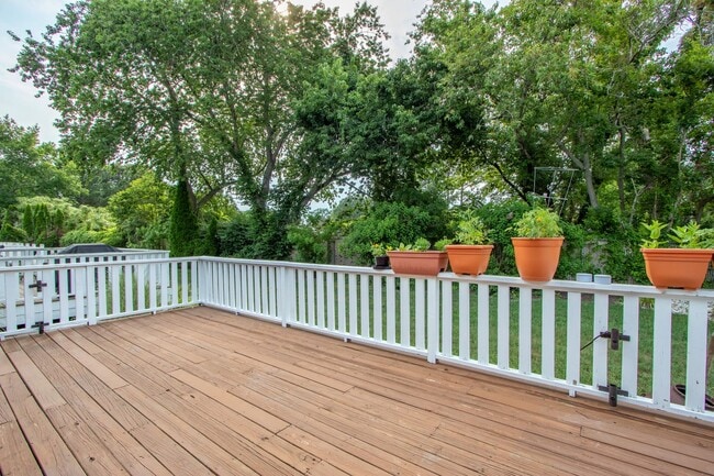 Building Photo - For Rent – Beautifully Updated Townhome in Gull Point a Waterfront Community