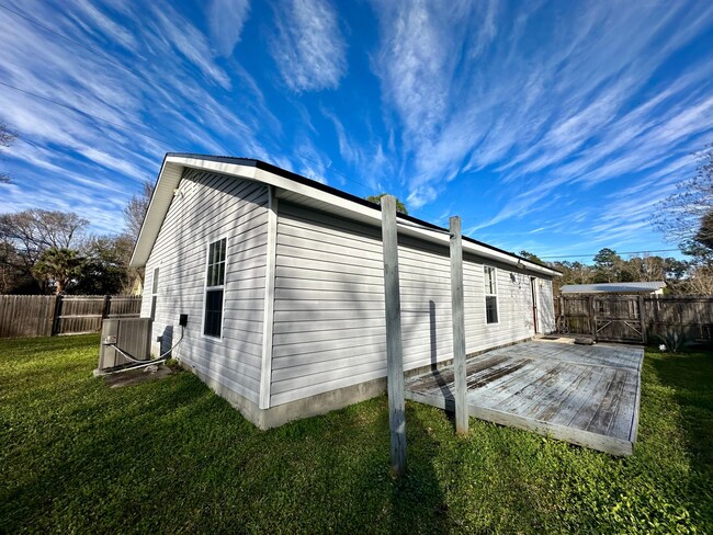 Building Photo - Charming and fully-fenced St. Augustine ho...