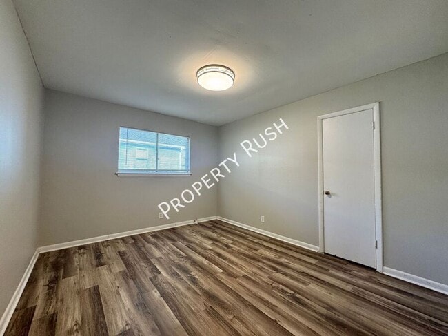 Building Photo - 1014 N Larchmont Dr