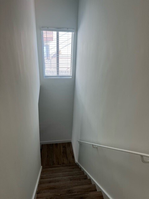 Building Photo - Capri Burbank