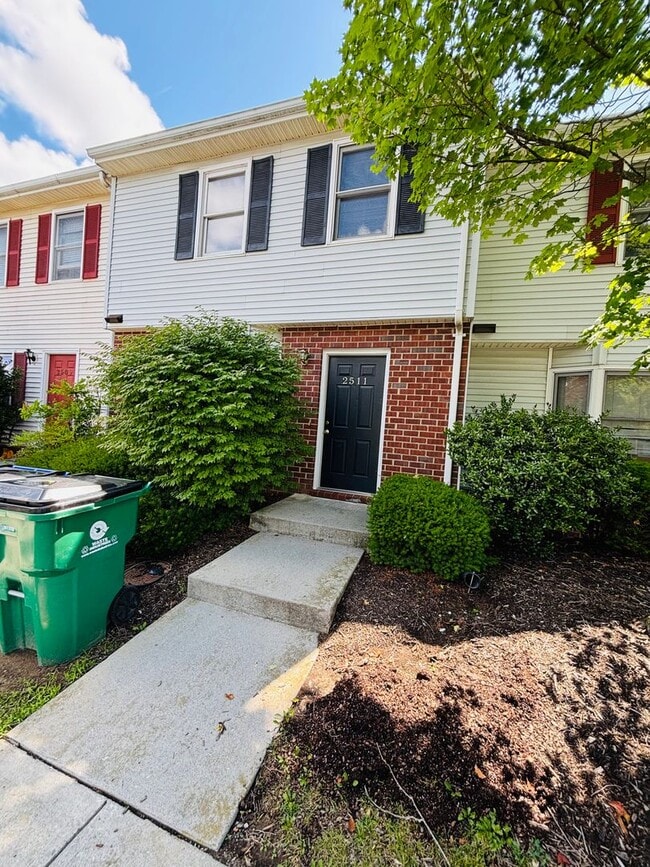 Building Photo - 4 Bedroom 3.5 Bath Townhouse