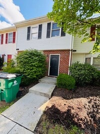 Building Photo - 4 Bedroom 3.5 Bath Townhouse