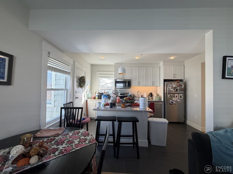 Building Photo - 208 Banks St