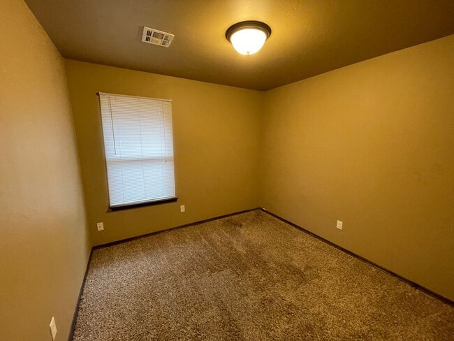 Building Photo - 3 bed room, 2 baths with a 2 car garage fo...