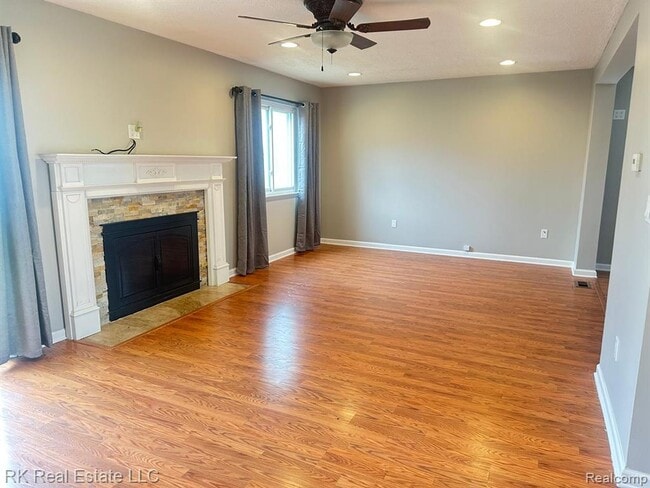 Building Photo - 2824 Roundtree Dr