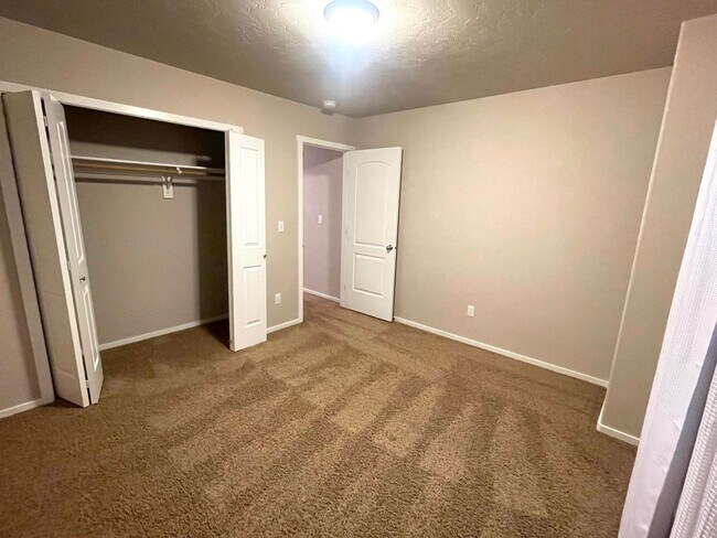 Building Photo - Charming Very Spacious 2-Story Home for Rent in Pasco, WA – Ideal Location Off Road 68!